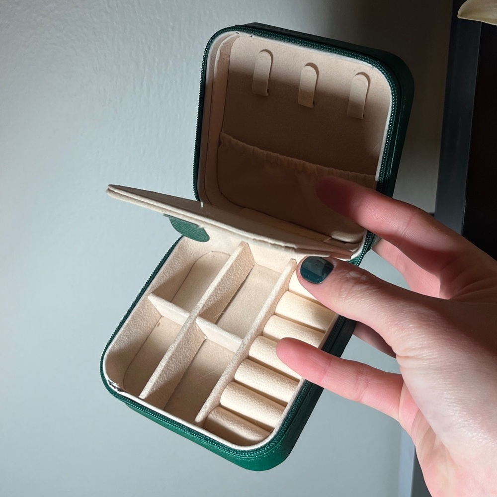 Mini travel jewelry case